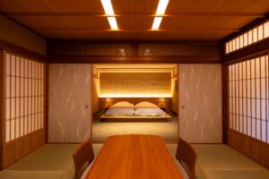 榻榻米起居区外侧设有低矮双床的卧室