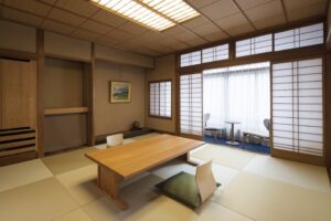 带矮桌和坐垫的榻榻米房间