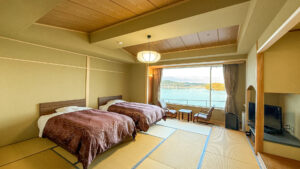 Camas individuales en una habitación de tatami frente al océano
