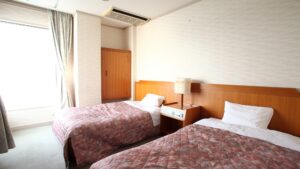 Dos camas individuales en una habitación