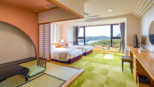 ベッド2台と畳のくつろぎスペースがある客室