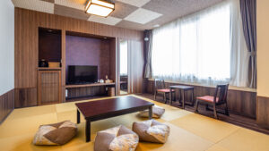 低いテーブルと座布団のある畳の部屋