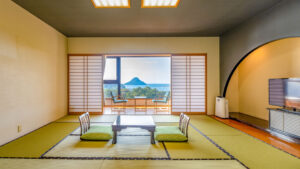 低いテーブルとオーシャンビューのある畳の客室