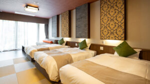 和室の客室にあるベッド3台