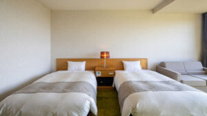 客室のソファ横にあるツインベッド