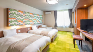 テレビのある客室のツインベッド