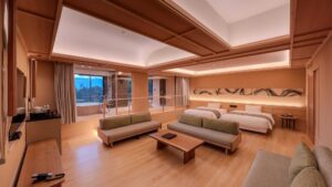 Habitación con dos camas individuales y zona de estar