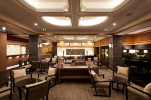 Salón del hotel con sillas, mesas y sofás