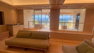 Zona de estar con sofá frente a las ventanas en una habitación