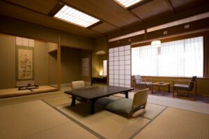 Habitación de tatami con mesa baja y sillas