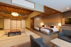 Habitación de tatami con mesa baja y dos camas