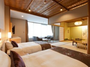 Camas individuales junto a una zona de tatami en la habitación