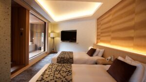 Camas individuales en una habitación moderna de ryokan