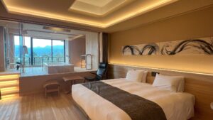 Camas individuales en una habitación de ryokan moderna