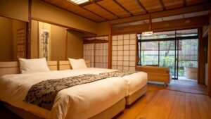 Dos camas individuales en una habitación tradicional de estilo japonés