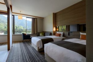 Dos camas en una habitación con vista desde la ventana