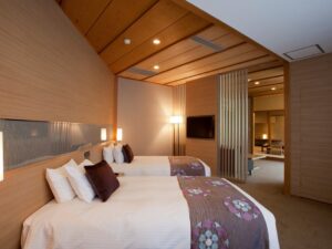 Dos camas en una habitación moderna de ryokan