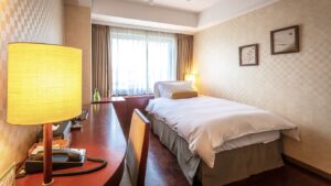 Lit simple dans une chambre compacte