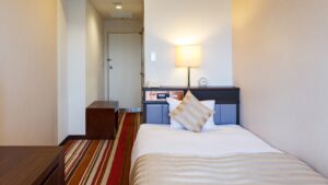 Lit simple dans une chambre étroite