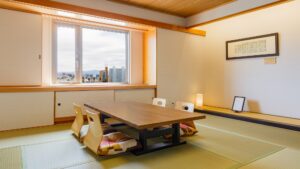 Chambre en tatami avec table basse et coussins de sol