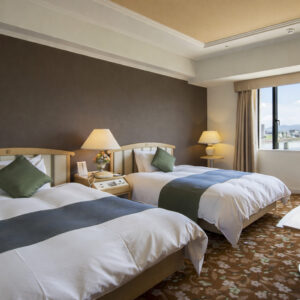 Lits jumeaux dans une chambre près de la fenêtre