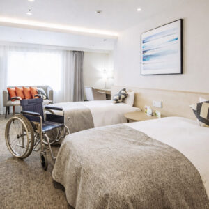 Lits jumeaux dans une chambre accessible avec fauteuil roulant