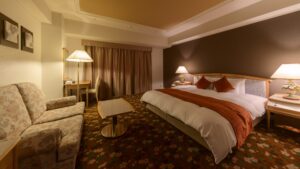 Lits jumeaux dans une chambre avec canapé et table