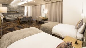Deux lits dans une chambre avec coin salon