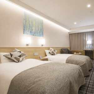Deux lits jumeaux dans une chambre