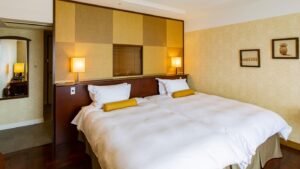 Deux lits jumeaux dans une chambre