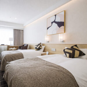 Deux lits jumeaux dans une chambre moderne