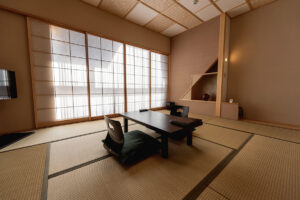 Tatamizimmer mit niedrigem Tisch und Bodenstühlen