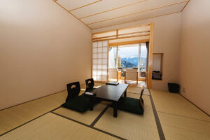 Tatamizimmer mit niedrigem Tisch und Bodensesseln
