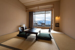 Tatamizimmer mit niedrigem Tisch und Bodenstühlen