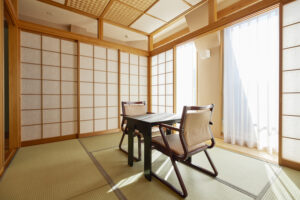 Tatamizimmer mit Tisch und zwei Stühlen
