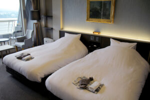 Zwei Einzelbetten in einem Gästezimmer