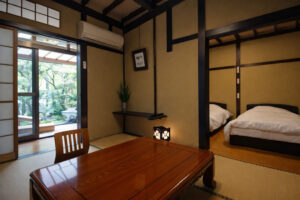 带低床和榻榻米休息区的客房