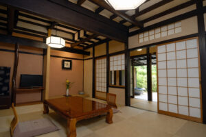 带矮桌和坐垫的榻榻米房间