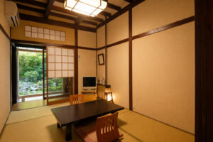 带矮桌和通往庭院门口的榻榻米客房