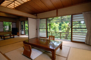 带大窗和矮桌的榻榻米房间