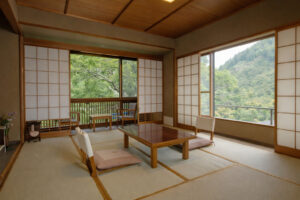 낮은 테이블과 좌식 의자가 있는 다다미방