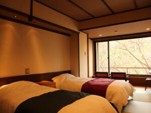 창가 옆 다다미 객실의 트윈 침대