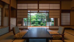 낮은 테이블과 좌식 의자가 있는 다다미방