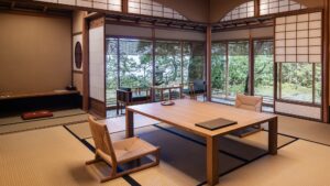 낮은 테이블과 좌식 의자가 있는 다다미 객실