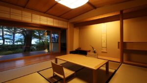 낮은 테이블과 정원 전망이 있는 다다미방