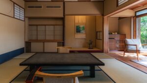 낮은 테이블과 창가 의자가 있는 다다미방