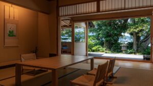 정원을 바라보는 낮은 테이블이 있는 다다미 좌석 공간