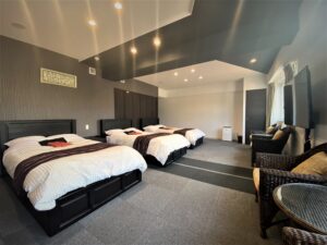 Drei Betten in einem geräumigen Gästezimmer