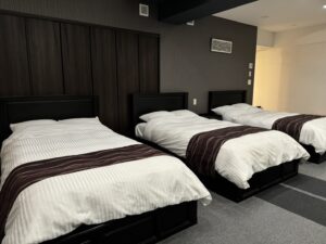 Drei Einzelbetten in einem Gästezimmer