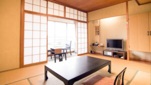 ローテーブルと椅子のある畳の客室
